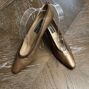 Vintage Stuart Weitzman metallic brown with bronze rounded toe heel/pump 2.75”